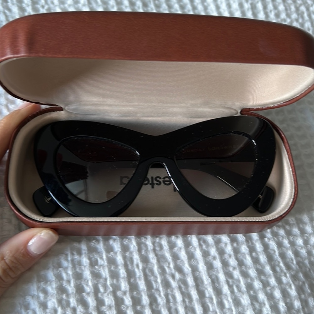 Black oversized sunglasses
